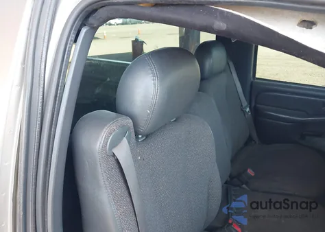 2000 Chevrolet Silverado 1500 z USA, uszkodzony, nr VIN 1GCEC14W1YZ366283